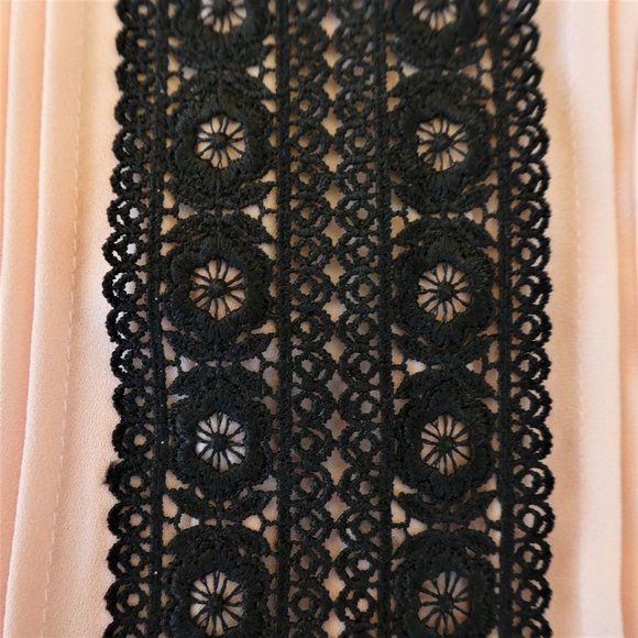 New York & Co Blouse Peach Pintucks Black Lace Panel Sleeveless Shell M - Picture 7 of 9